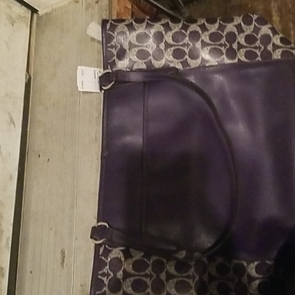 Bailey Tote - Picture 2 of 3